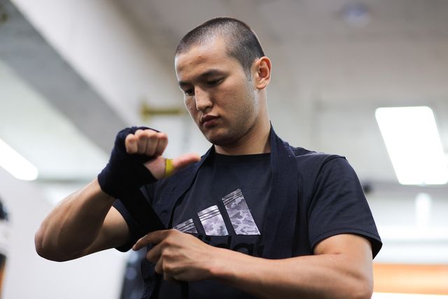 손에 붕대를 감는 최시로