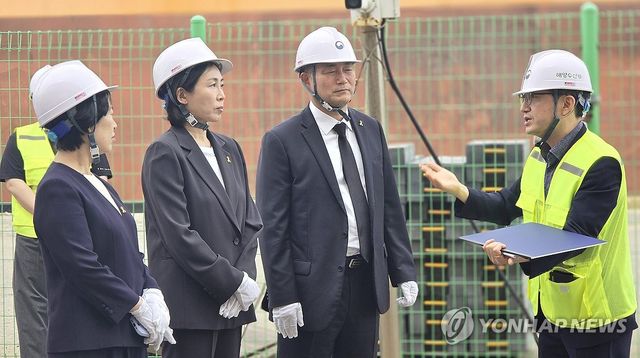 세월호 선체 설명 듣는 김혜경 여사