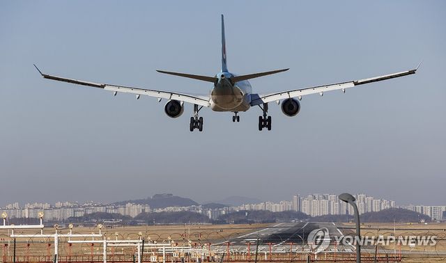 김포공항에 착륙하는 여객기