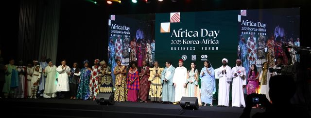 각국 전통의상 입고 패션쇼 무대 선 외교관들