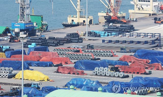 쌓여 있는 철강 제품