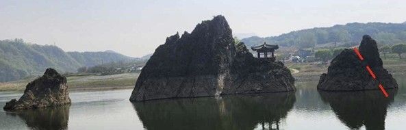 붉은 점선은 도담삼봉 첩봉 중간에 분포하는 불연속면