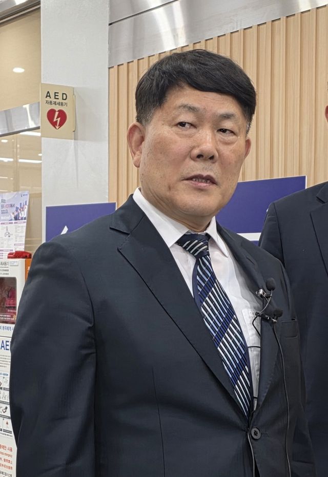 탈세 혐의 재판 후 취재진 질문에 답하는 김정규 타이어뱅크 회장