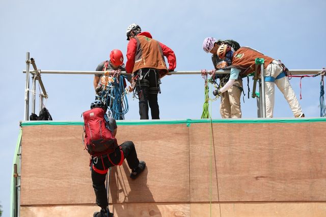 암벽 등반하고 있는 대회 참가자들
