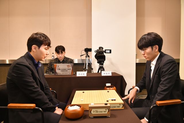 박정환(왼쪽)이 신진서를 상대로 17연패를 끊고 LG전 8강에 올랐다. 