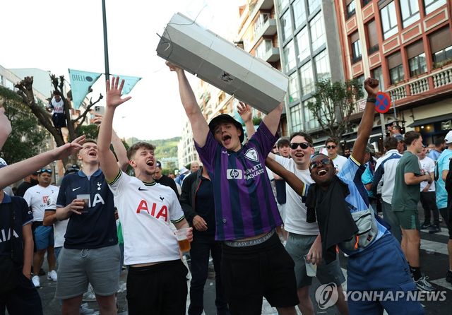 신호등 치켜든 축구 팬