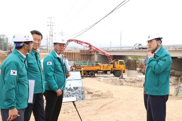 공사 현황 점검 중인 주낙영 경주시장(오른쪽)