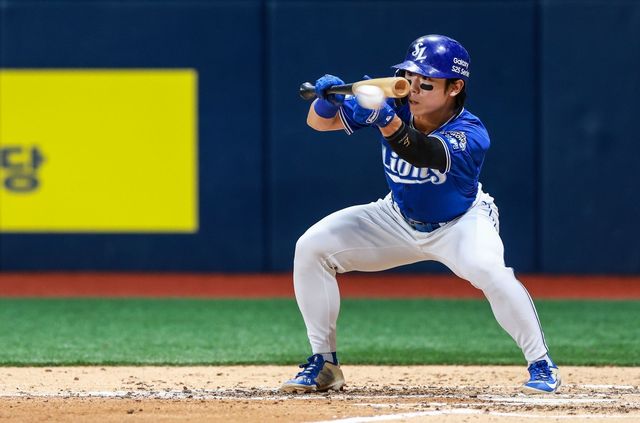 희생 번트 2번과 3루타 1개로 승리에 앞장선 삼성 김성윤