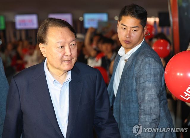 윤석열, 부정선거 주장 다큐 영화 관람