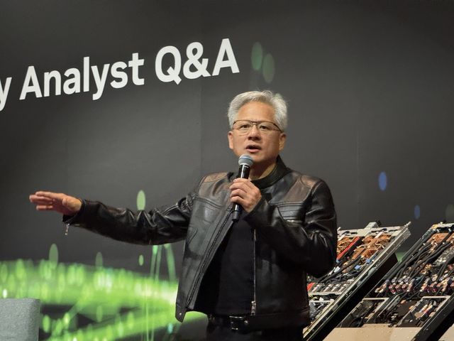 취재진 질문에 답하는 젠슨 황 엔비디아 CEO