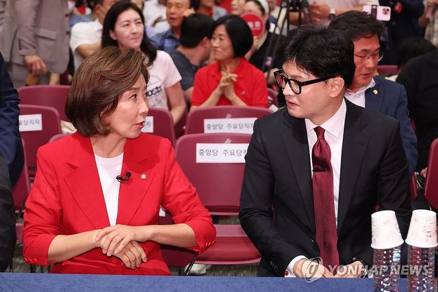 대화하는 나경원·한동훈 후보