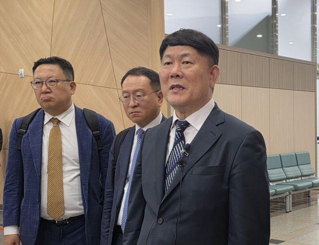 탈세 혐의 재판 후 취재진 질문에 답하는 김정규 타이어뱅크 회장