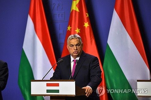 15일(현지시간) BYD의 헝가리 투자 관련 기자회견장에서 발언 중인 오르반 빅토르 헝가리 총리[AFP 연합뉴스 자료사진]