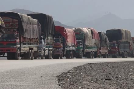 파키스탄을 통과하는 아프간행 화물 트럭들