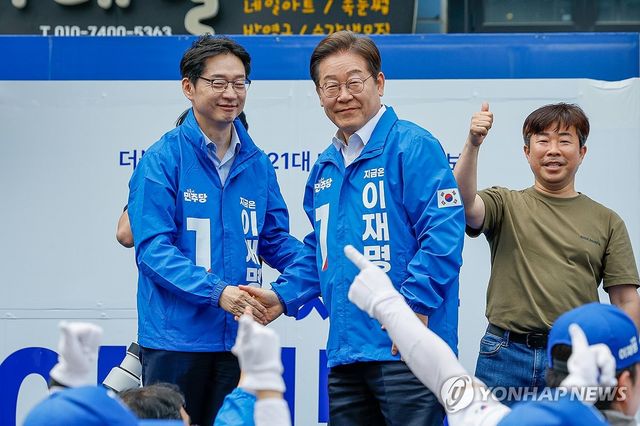 김경수 공동선대위원장과 악수하는 이재명 후보