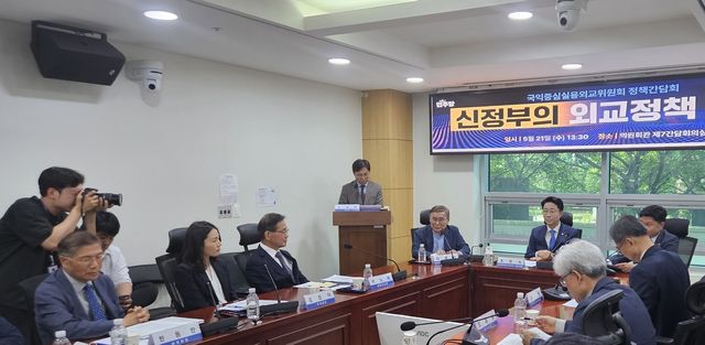 더불어민주당 선대위 '국익중심실용외교위' 정책간담회 