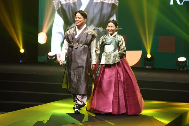 패션쇼 무대 오른 김영채 한·아프리카재단 이사장 부부