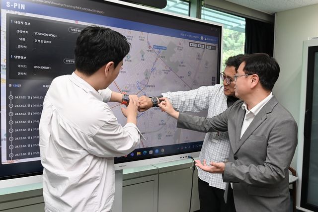 복합 측위 기술 설명하는 ETRI 연구팀 