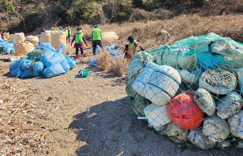 바닷가 폐어구 수거