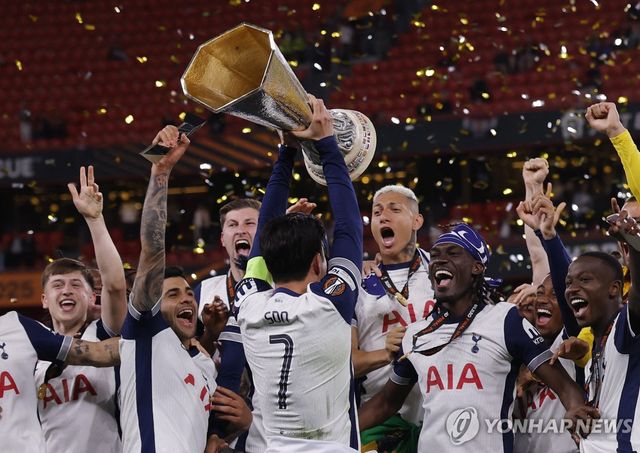 우승 트로피 들어 올리는 손흥민