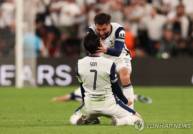 벤탕쿠르와 우승 감격 나누는 손흥민