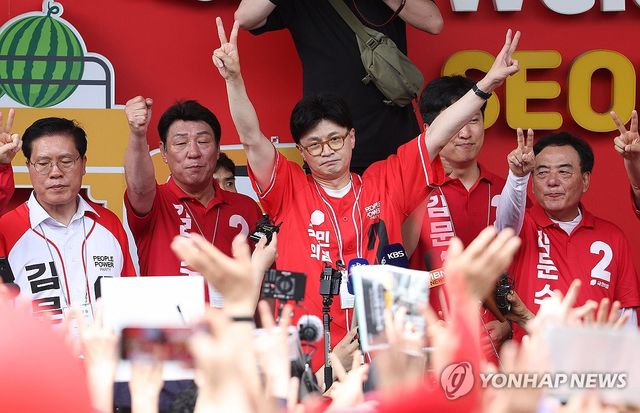 대구 서문시장서 지원 유세하는 한동훈