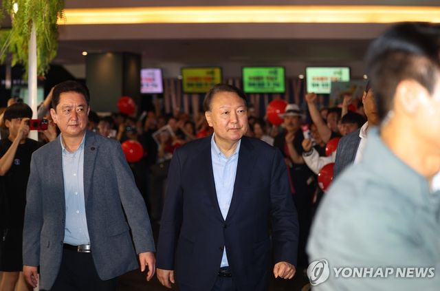 영화관 찾은 윤석열 전 대통령