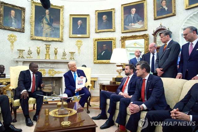 '남아공 백인 살해' 기사 보여주는 트럼프