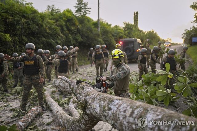 고속도로 봉쇄 구간 정리하는 파나마 경찰