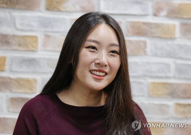 인터뷰하는 마리아 킴