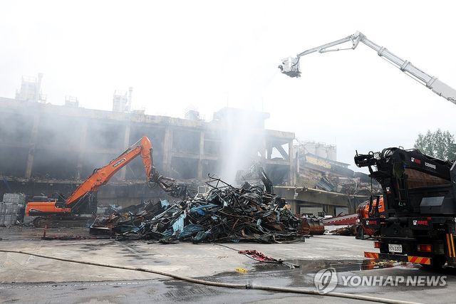 금호타이어 화재 완진…마무리 작업 돌입