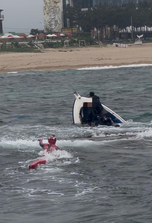 강원 고성군 앞바다 모터보트 좌초