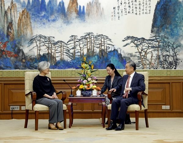 20일 강경화 아시아소사이어티 회장 만난 왕이 중국 외교부장