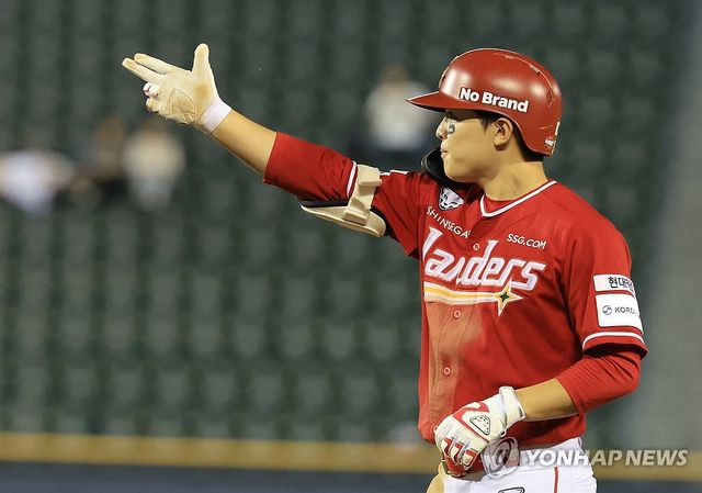 적시타 날리고 환호하는 정준재