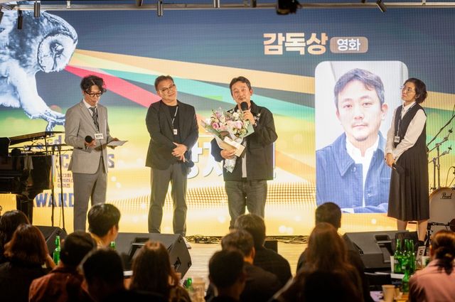 제23회 디렉터스컷어워즈에서 영화 부문 감독상을 받은 '파묘' 장재현 감독 