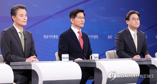 토론회서 발언하는 김문수 대선 후보