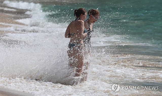 해운대서 물놀이로 더위 식히는 외국인