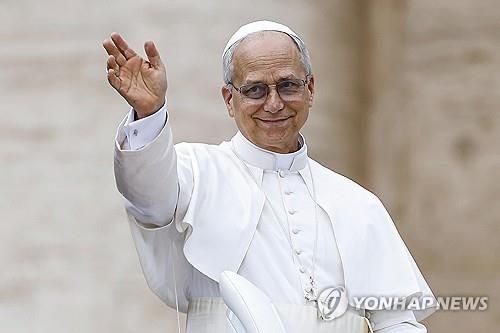 21일(현지시간) 일반 알현에서 손 흔드는 레오 14세 교황