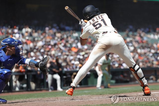 몸쪽 공을 간신히 피하는 이정후