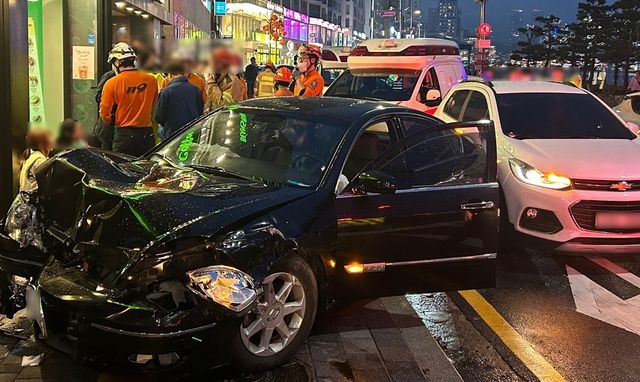 추돌사고 후 인도로 돌진한 SM7