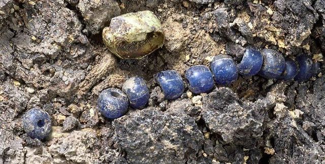 황남동 120-2호 무덤서 발견된 치아와 목걸이 