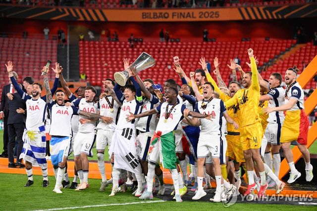 태극기를 두르고 유로파리그 우승 트로피를 들어 올린 손흥민