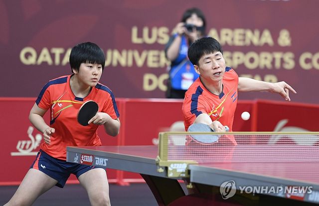 세계탁구선수권 혼합복식에 나선 북한의 김금영(왼쪽)