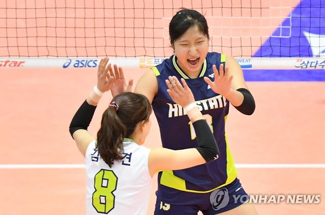 현대건설의 정지윤(오른쪽)