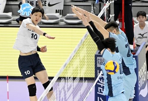 스파이크하는 대한항공의 정지석(왼쪽)