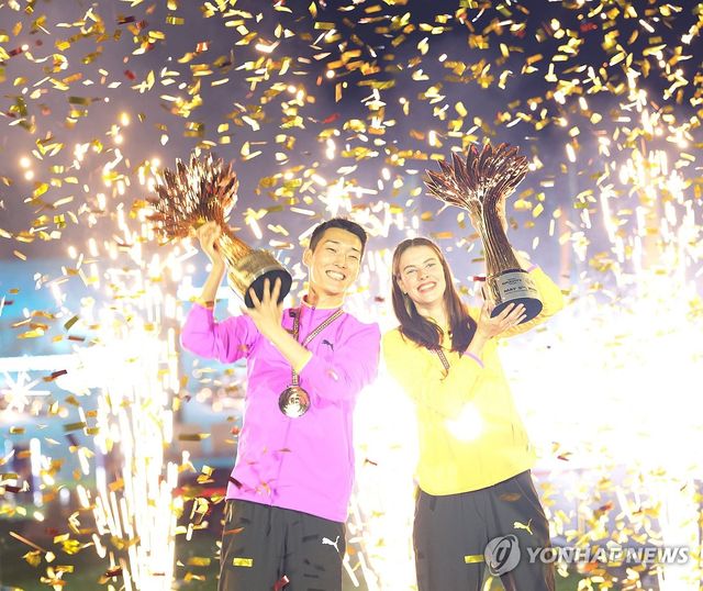 왓 그래비티 챌린지 트로피 든 우상혁