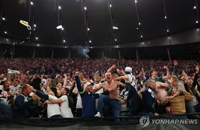 기뻐하는 토트넘 팬들