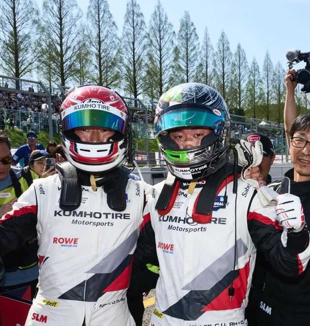 슈퍼레이스 개막전에서 원투 피니시를 차지한 이창욱(오른쪽)과 노동기