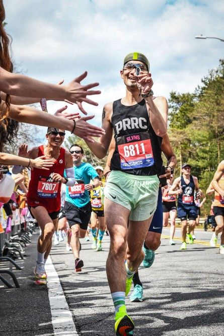 2024년 보스톤 마라톤에 출전한 김울프 작가