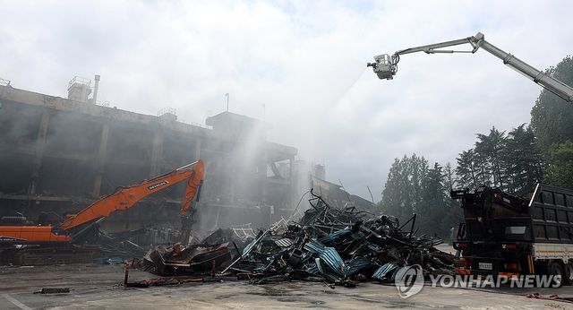 금호타이어 화재 완진…마무리 작업 돌입